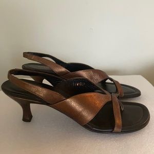 Donald J Pliner Sandals size 7.5 Copper Metallic    between the toes